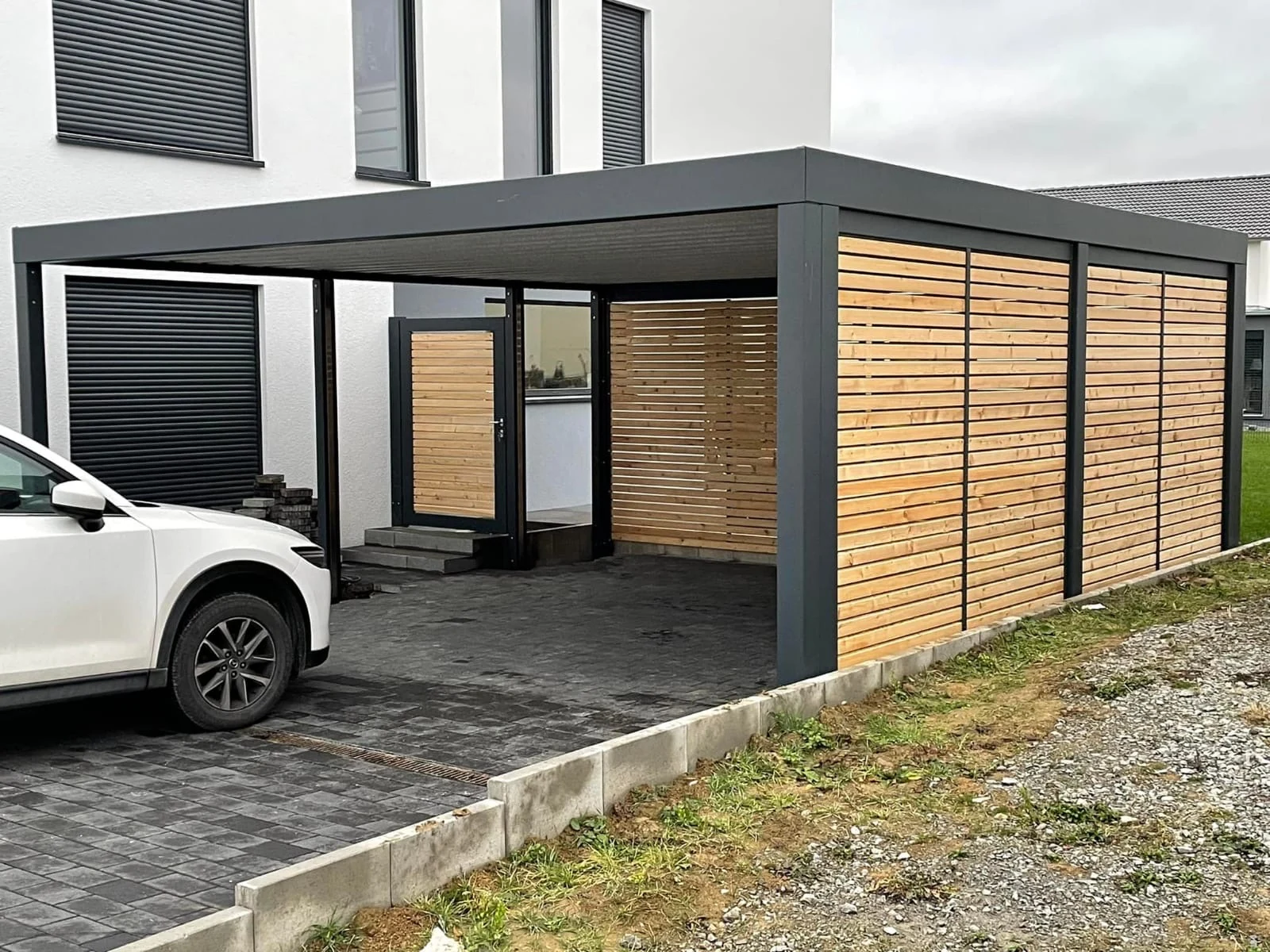 Carport mit Holzseitenwänden