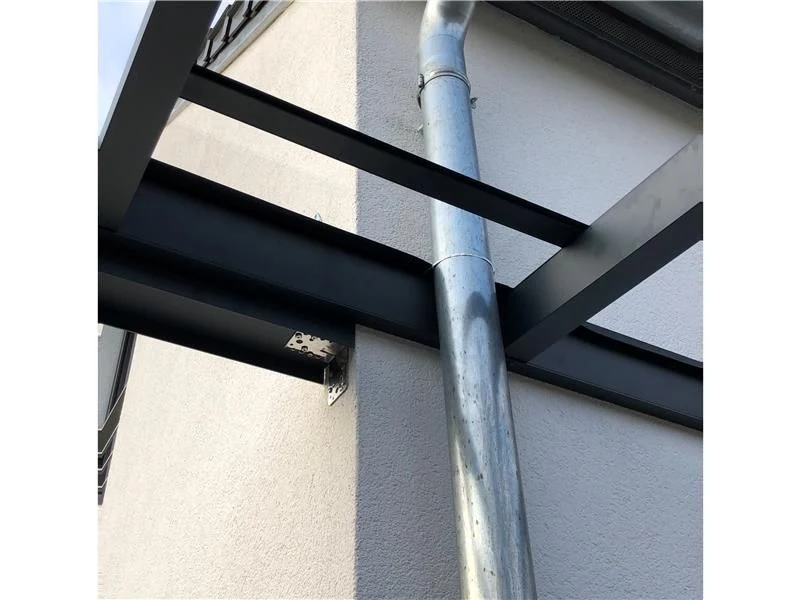 Detailansicht der Befestigung einer Terrassenüberdachung