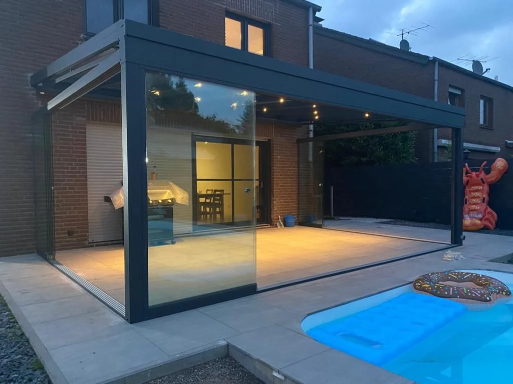 Terrassenüberdachung mit Ganzglas-Schiebewänden und Beleuchtung
