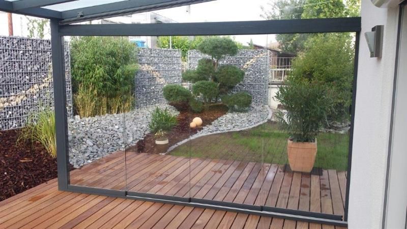 Geschützter Terrassenbereich unter einem Glasdach